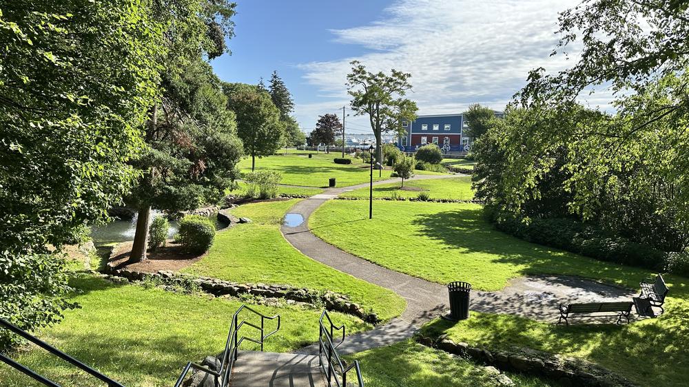Green lawns and stone walls at Brewster Gardens in Plymouth